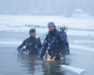 De camino a bucear bajo el hielo 