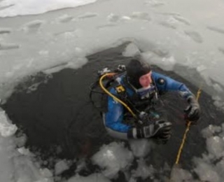  Un buzo emergiendo del lago helado 