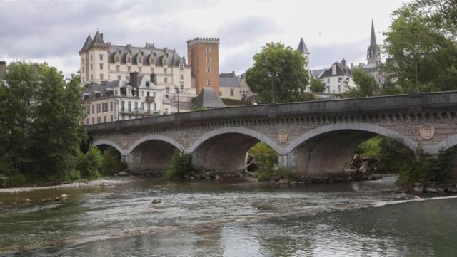  Castillo y puenle en la ciudad de Pau 