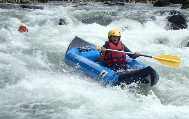 Canoraft en los rápidos