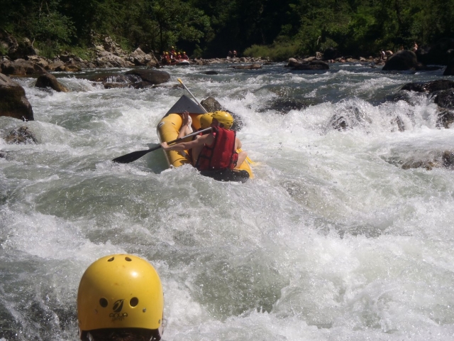 Canoraft en un río bravo