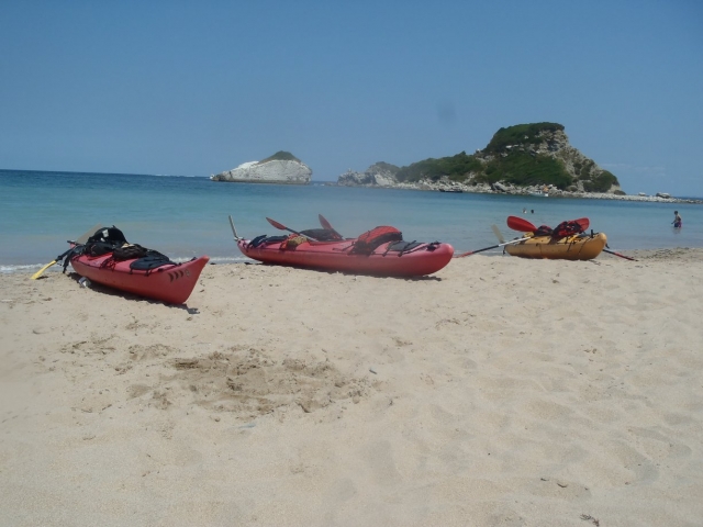 Los kayaks le esperan a la orilla del mar.
