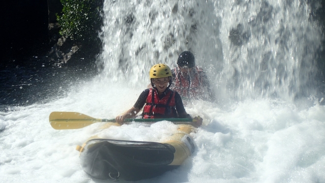Diversión canoraft familiar