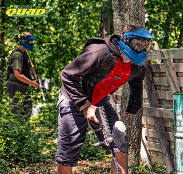  Esconderse duranle una fiesta de gotcha 