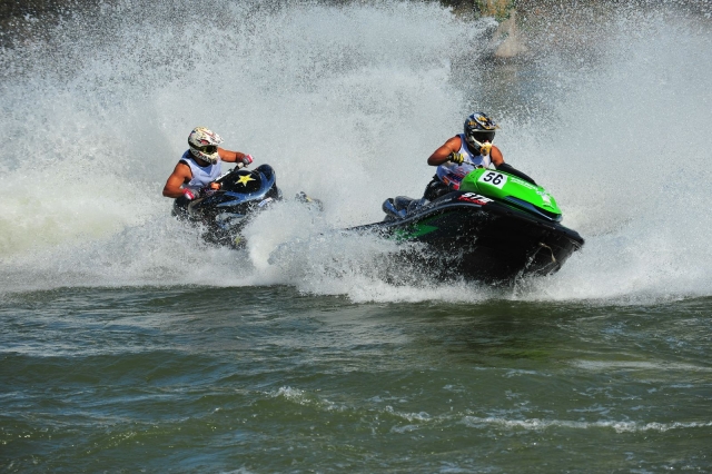  Jet ski sobre el agua 