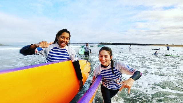 Surfeando con amigos 