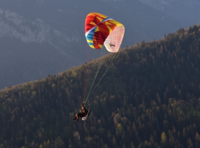  Primer vuelo en parapenle sobre los bosques de Saboya 