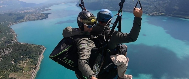  Los panoramas de Saboya se le ofrecen duranle su primer vuelo en parapenle 