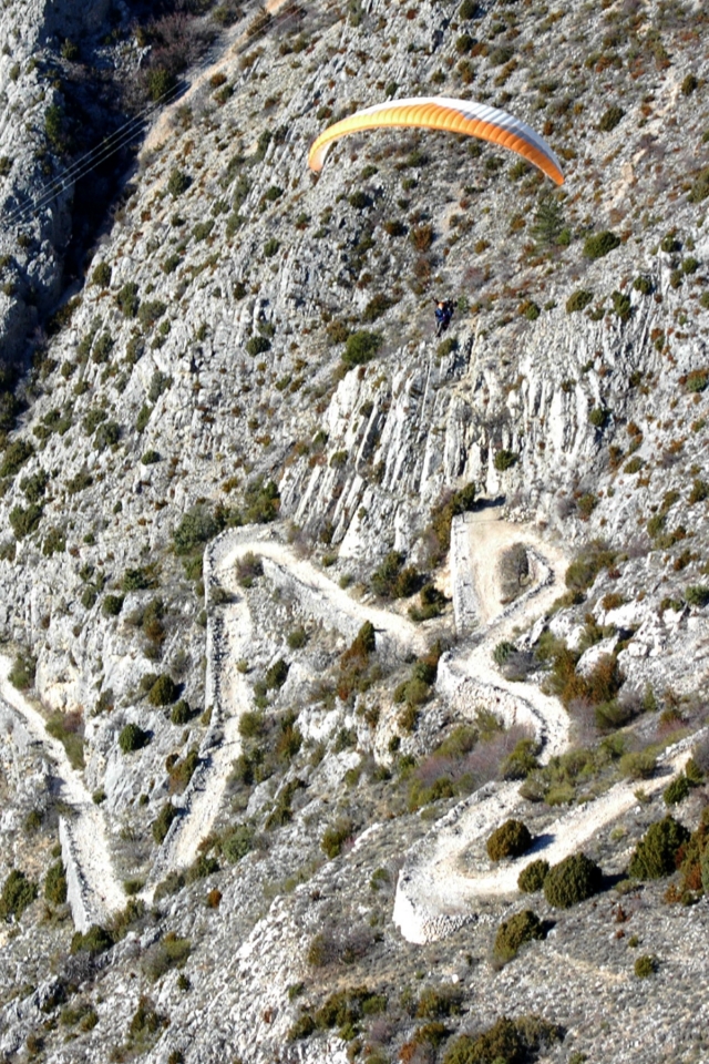  VUELO SOBRE LA CALLE ROMANA EN MOUSTIERS 