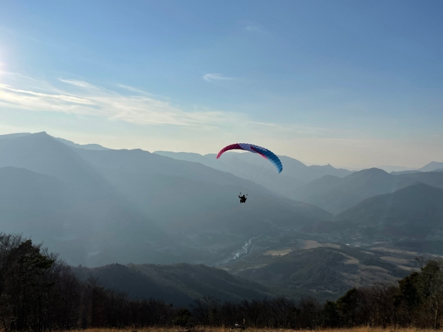  Parapenle en pleno vuelo 