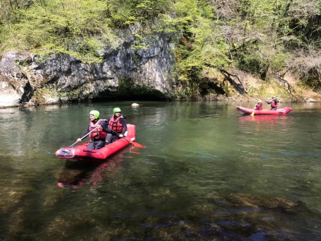  Paseo en canoa por el río 