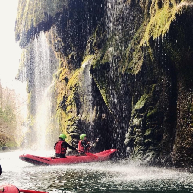  Pasaje bajo la cascada