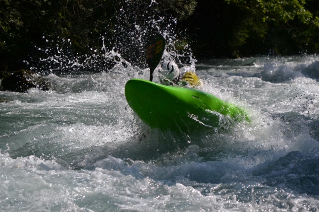  Cruzar los rápidos en kayak 