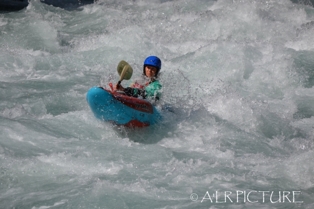  Kayak de río en los rápidos 