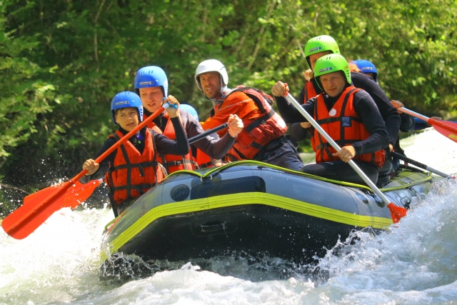  Trabajo del equipo de rafting 
