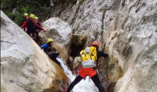  Nuestros descensos de barranquismo están supervisados por un instructor titulado 