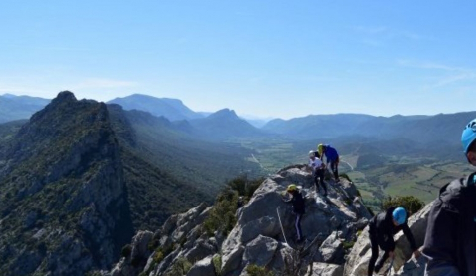 Explora las montañas de los Pirineos Orientales duranle una sesión de barranquismo vía ferramarra Explora las montañas de los Pirineos Orientales duranle una sesión de barranquismo vía ferramarra