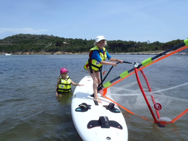  Disfrutar de la bahía de Pinarello a bordo haciendo windsurf 