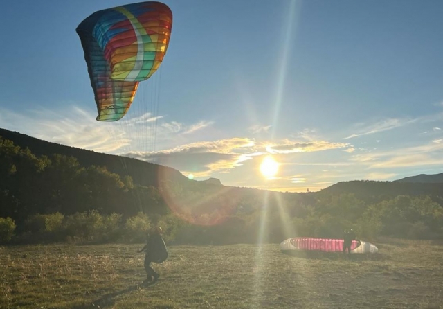  Preparación para la actividad de parapenle con su instructor 