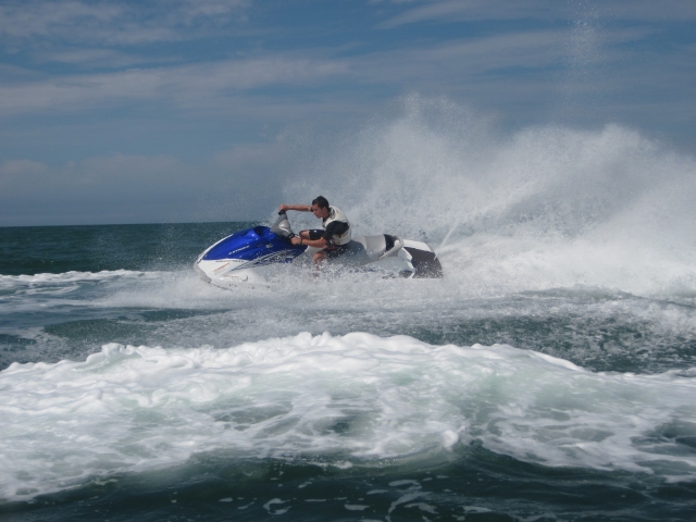  Pilota su jet ski en el mar 