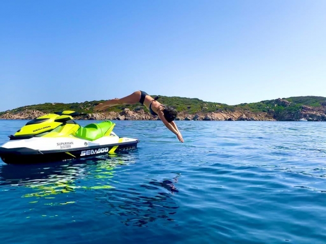  Breve descanso para nadar después del paseo en jet ski 