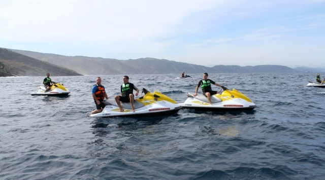  Nuestros tours en jet ski se realizan en grupos y están supervisados por un estado -instructor certificado 