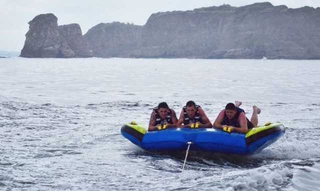  Emoción y risas aseguradas a bordo de la boya remolcada 