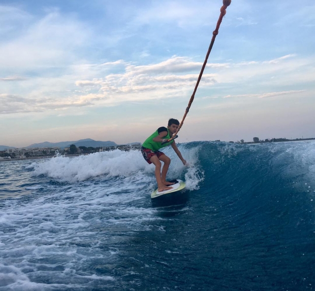  Cruzar una ola en una tabla de wakeboard 