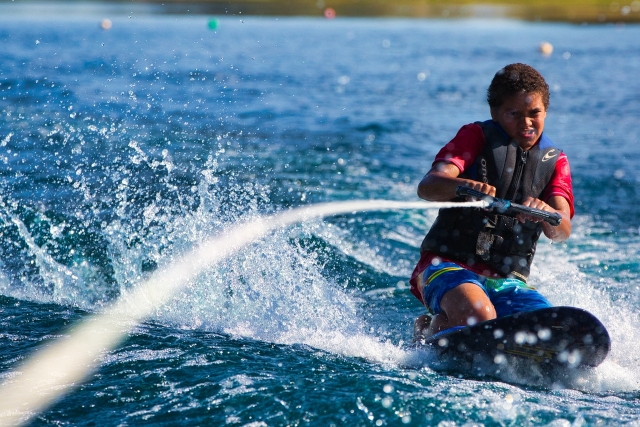  Niño en su tabla de wakeboard
