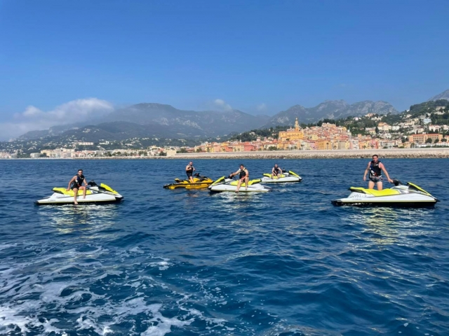 Grupo de amigos en sus jet skis 