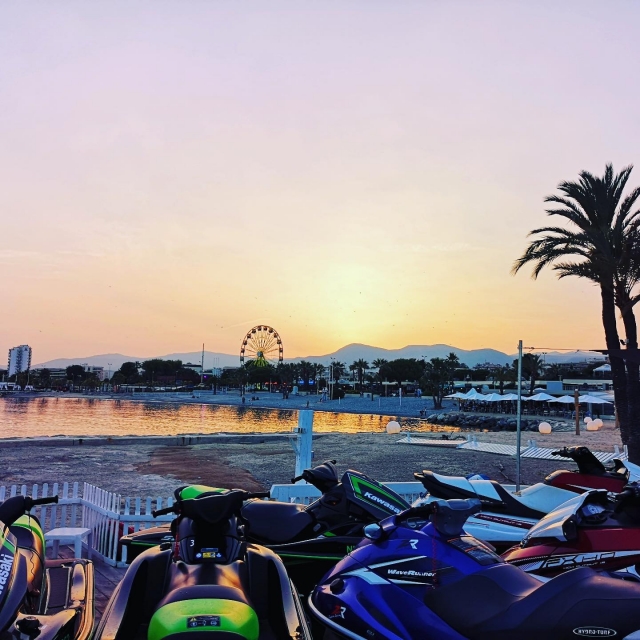  Nuestras jet skis le esperan en el centro de ocio