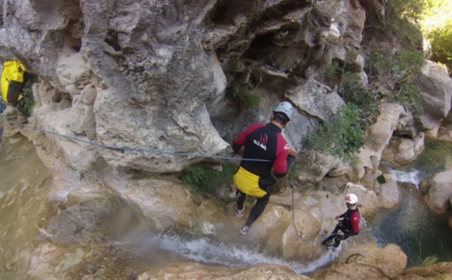  Excursión de barranquismo con un instructor certificado por el estado 