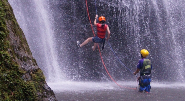  Prepárale para descargar adrenalina con nuestras inolvidables aventuras de barranquismo 