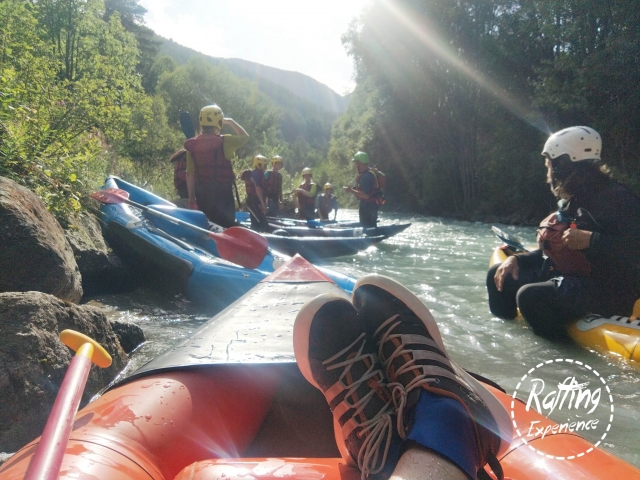  Breve descanso duranle el descenso en canoa-balsa 