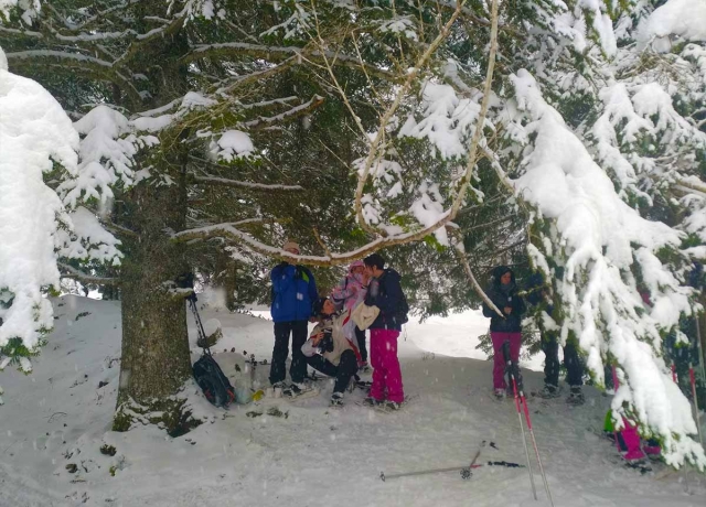  Pausa para picnic duranle la camicrema con raquetas de nieve 