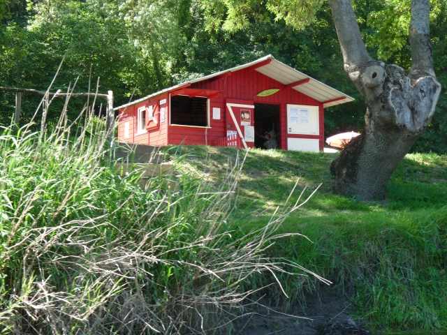  La base de canoas de Louet Evasion vista desde el agua 