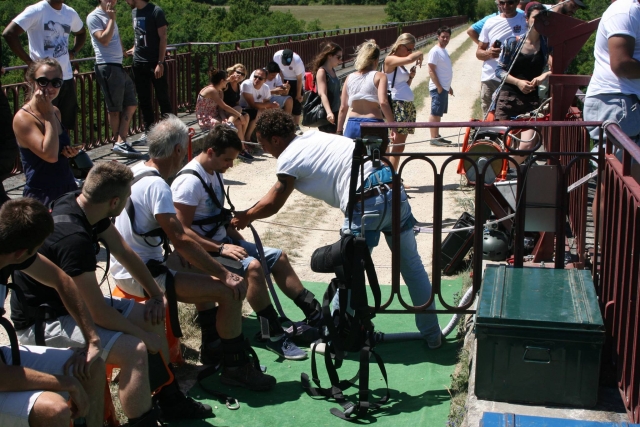  Preparación para el salto de bungee en los Vosgos 
