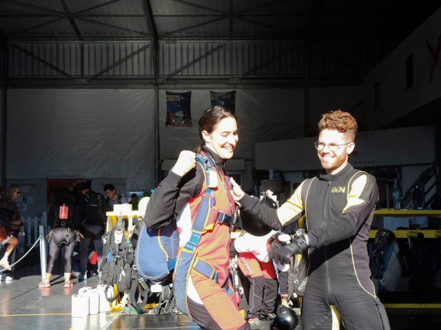  Preparación para el salto en paracaídas 