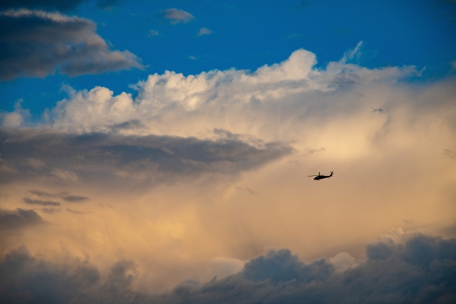  Helicóptero entre las nubes 