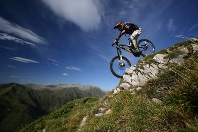 Desciende las laderas de Mourtis en bicicleta de cerro con H20 Vives Velo VTT 