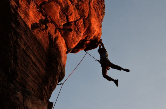  La escalada es una actividad física que requiere concentración y técnica 