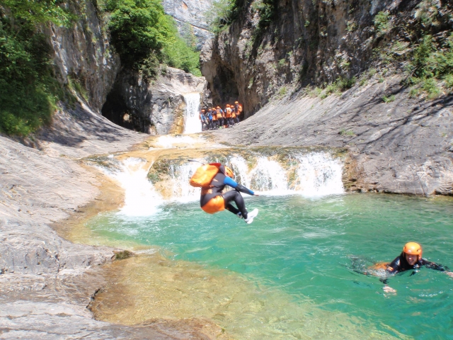 Salto en aguas esmeralda 