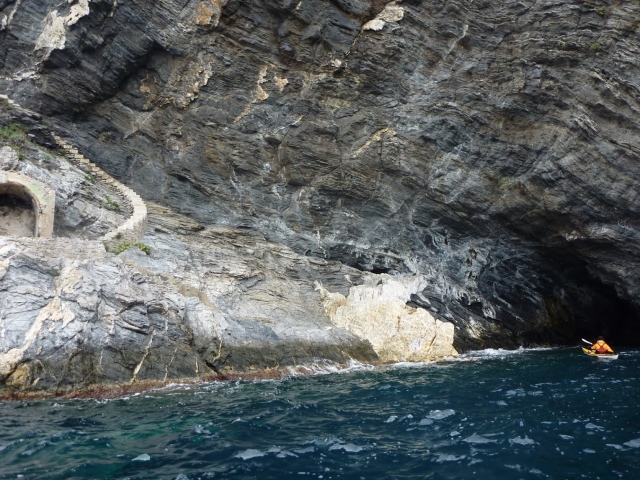  Descubrimiento de cueva en los Alpes Marítimos en kayak 