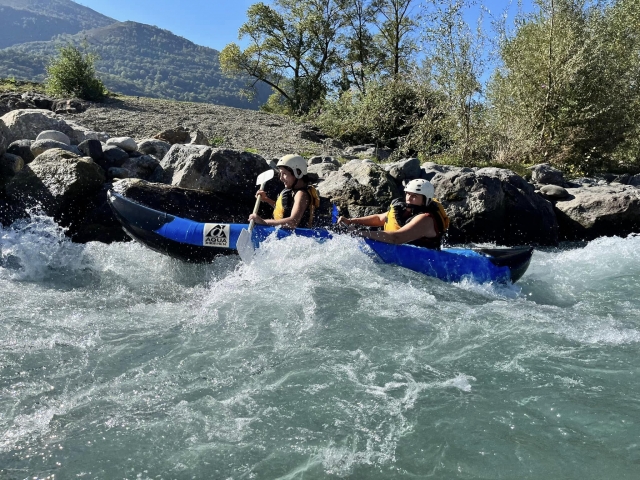  Domina las olas del río en canoa 