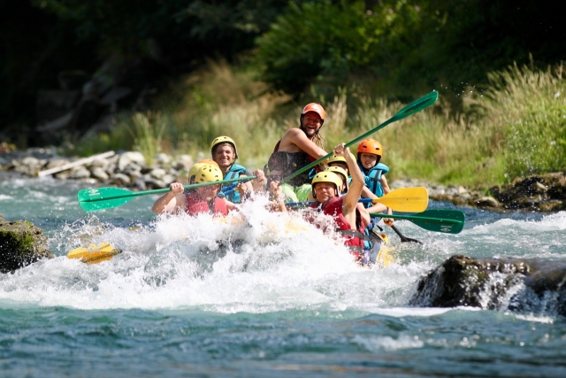  Descenso de un rápido en balsa 
