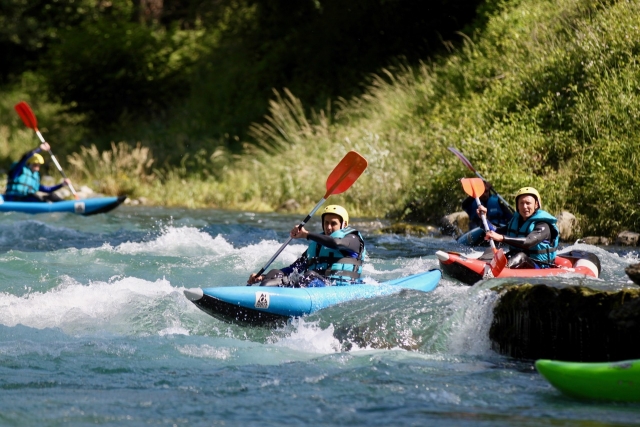 Desafía a tus ses queridos en un canoa kayak! 