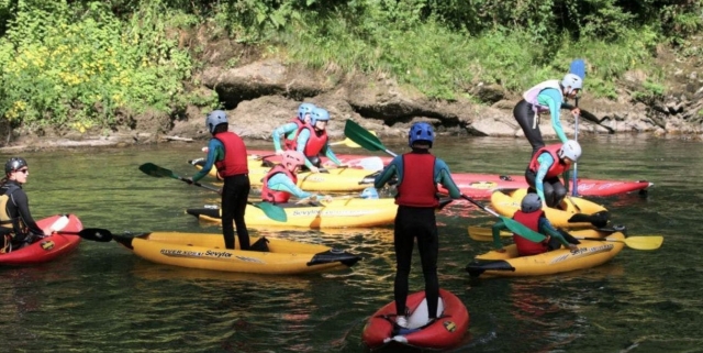  Iniciar descenso en kayak-balsa.