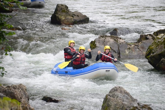  Rafting en pleno caudal 