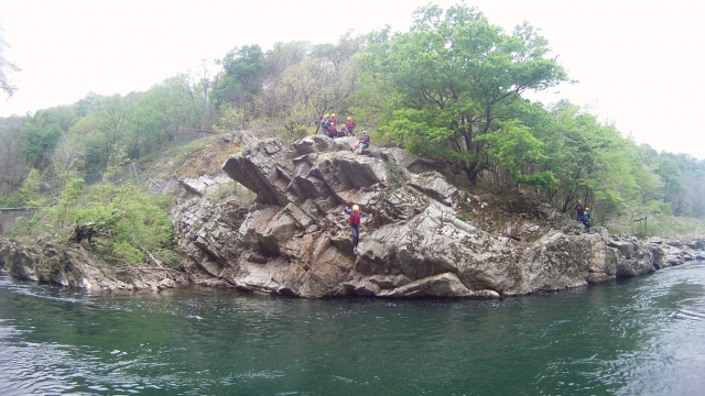  Saltar al Nive desde una roca 