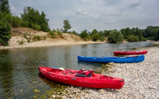  Nuestros kayaks esperan darle la bienvenida.